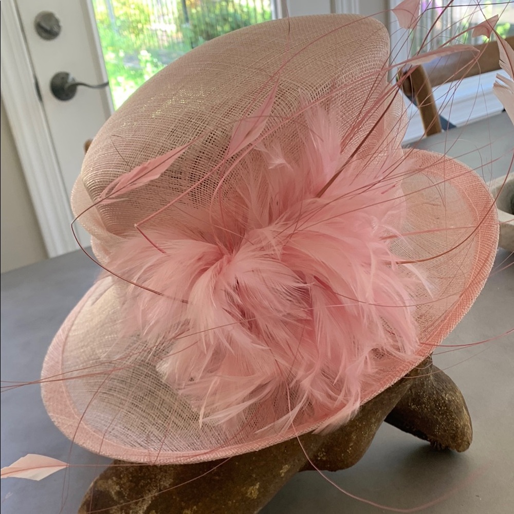 Elegant Pink Feathered Women's Derby Hat